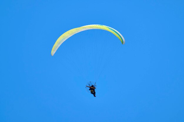 Italia; hombre volando en un parapente motorizado