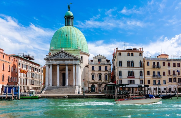 Italia Iglesia de San Simeone Piccolo en el paisaje diurno de la ciudad de Venecia