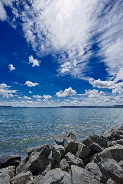 Italia, lago Bracciano, Trevignano (Roma), vista del lago volcánico