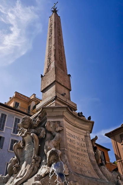 ITALIA Lazio Roma la fuente en la plaza del Panteón