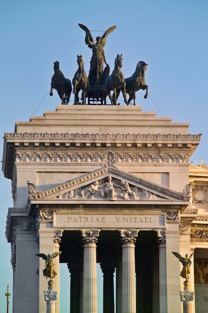 Italia Lzio Roma Venezia Square vista del edificio Vittoriano al atardecer