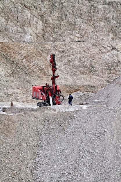 Italia, Maddaloni (Nápoles), excavadora industrial en un pozo de piedra