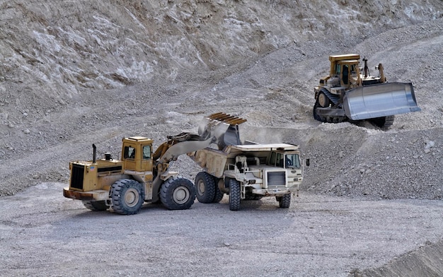 Italia, Maddaloni (Nápoles), foso de piedra con vehículos industriales en el trabajo