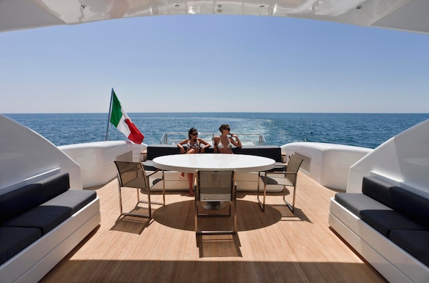 Italia, mar Tirreno, frente a la costa de Viareggio, Toscana, yate de lujo Tecnomar 36 (36 metros), cubierta de popa