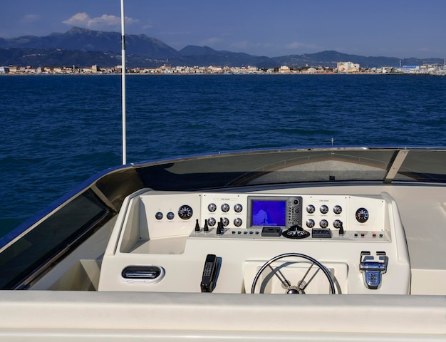 Italia, mar Tirreno, frente a la costa de Viareggio, yate de lujo de 82', consola de conducción con flybridge