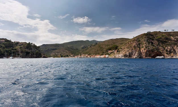 Itália Mar Tirreno Ilhas da Toscana Ilha de Capraia vista panorâmica do porto e da costa rochosa