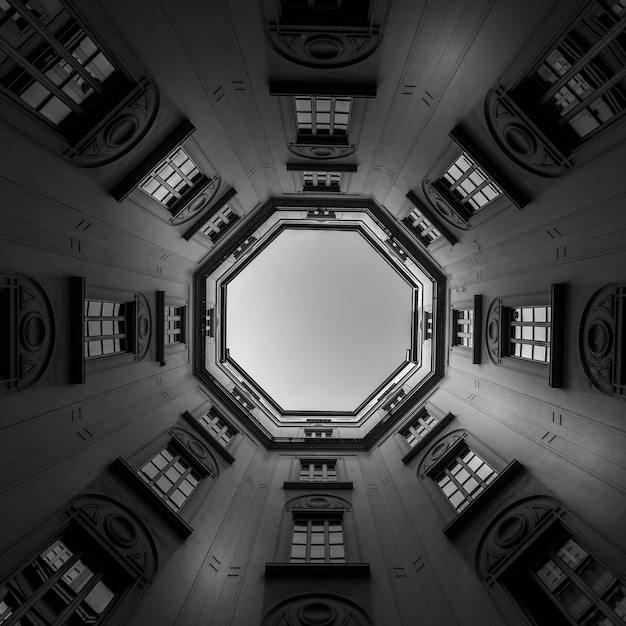 Itália, Milão. Interior de um antigo palácio, olhando para o céu com uma lente grande de 16 mm.