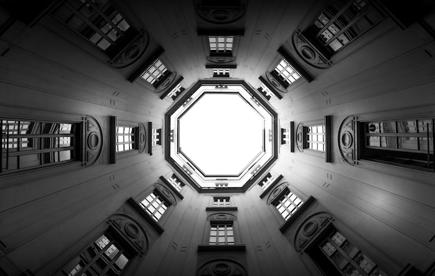 Itália, Milão. Interior de um antigo palácio, olhando para o céu com uma lente grande de 16 mm.