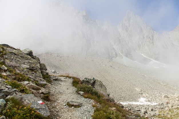 Italia, montaña Monviso. Una señal de camino cerca de la cima de una de las montañas más pintorescas de los Alpes.