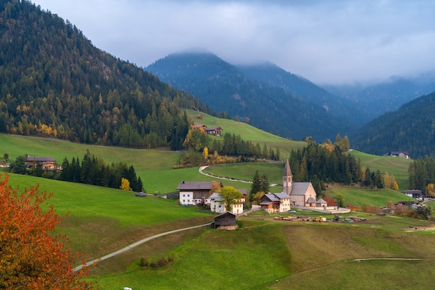 Italia. Montañas Dolomitas y gran paisaje otoñal.