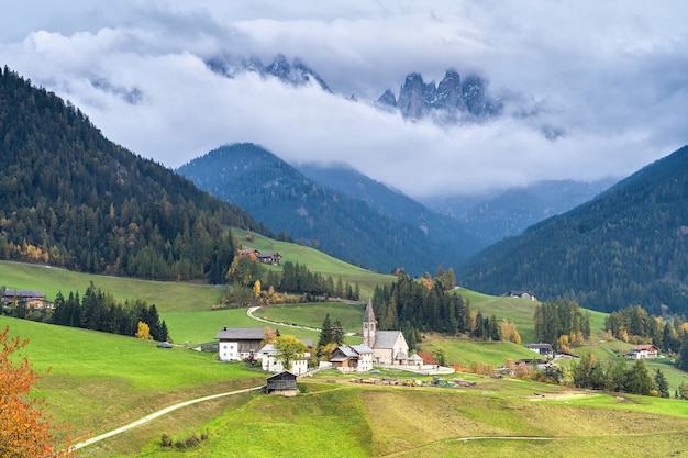 Italia. Montañas Dolomitas y gran paisaje otoñal.