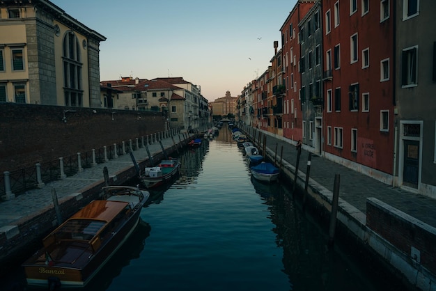 Italia nov 2021 El paisaje urbano y la arquitectura de Venecia Canal urbano y barcos en él