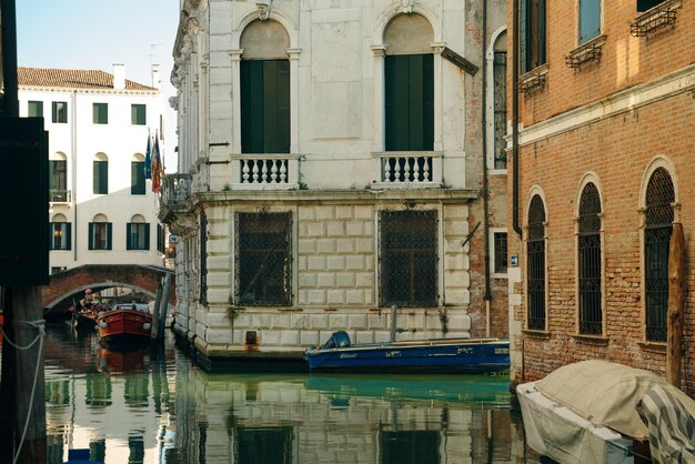 Italia nov 2021 El paisaje urbano y la arquitectura de Venecia Canal urbano y barcos en él