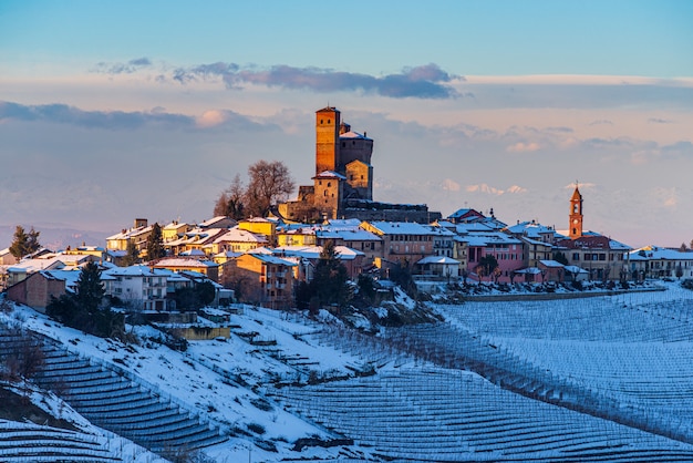 Italia Piamonte: viñedos paisaje único atardecer de invierno