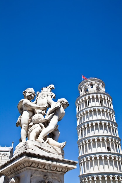 Italia - Pisa. La famosa torre inclinada sobre un fondo azul perfecto