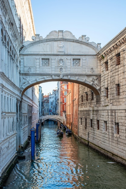 Itália ponte dos suspiros na paisagem urbana de manhã de Veneza