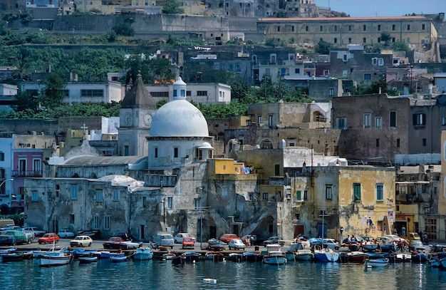 Italia Procida Island vista de la ciudad y la Catedral