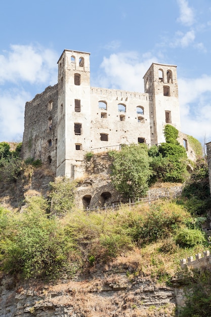 Italia, la región de Liguria, el castillo medieval de Dolceacque, la familia Doria, del siglo XIII.