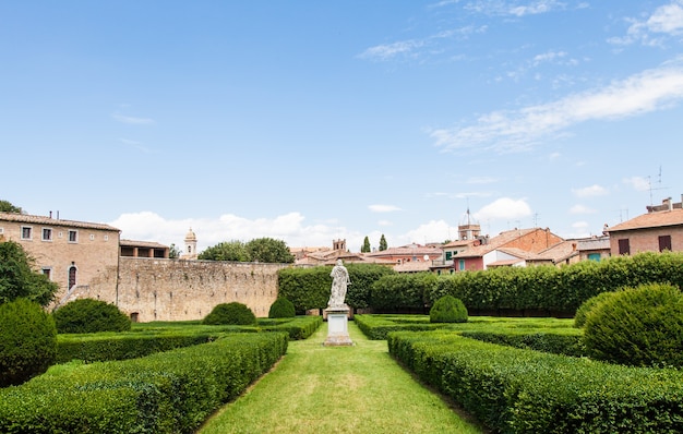 Italia, región de Toscana, San Quirico. Famoso jardín italiano de Orti Leonini