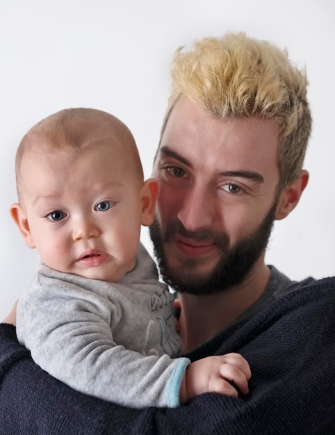 Foto italia, retrato de un joven padre con su hijo recién nacido