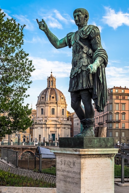 Itália roma circa agosto 2020 estátua do imperador césar feita de bronze luz natural do nascer do sol antigo modelo de liderança e autoridade