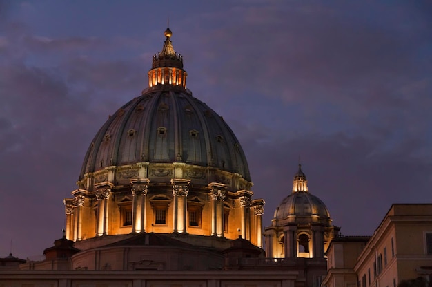 Italia Roma La cúpula de la Catedral de San Pedro al atardecer