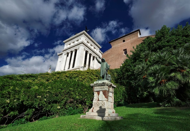 Italia, Roma, estatua de bronce y el Palacio Victoriano (Vittoriano)