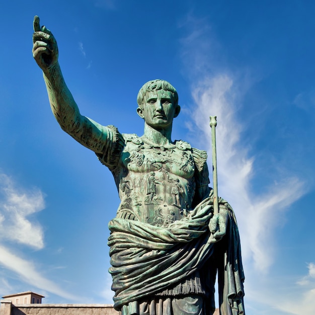 Itália, roma. estátua em uma rua pública do imperador romano gaius julius caesar. conceito de autoridade, dominação, liderança e orientação.