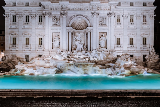 Foto italia roma fontana de trevi vista frontal