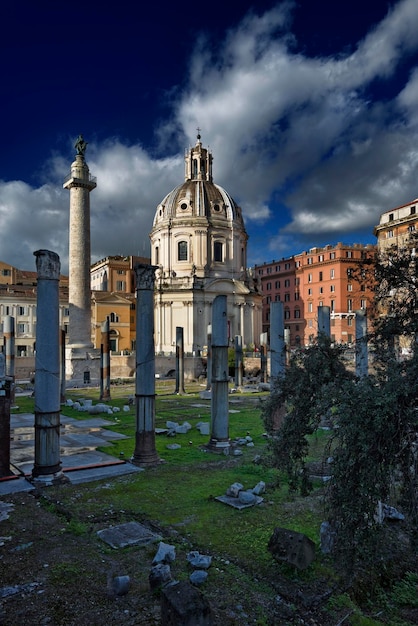 Italia, Roma, Foro Romano, vista de la Columna de Trajano y la Iglesia de Santa Maria di Loreto