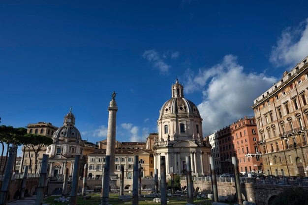 Itália, Roma, Fórum Romano, vista da Coluna de Trajano e da Igreja de Santa Maria di Loreto