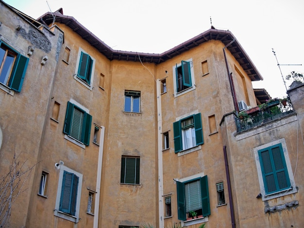 Italia Roma Garbatella fachada de edificio antiguo