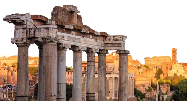 Italia Roma Ruinas del antiguo foro romano aisladas sobre fondo blanco transparente