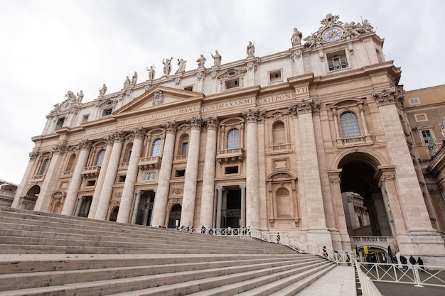 Italia Roma Vaticano la arquitectura de la fachada de la Catedral de San Pedro