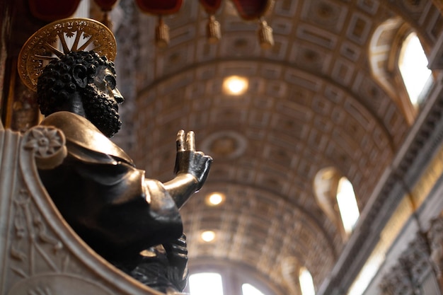 Italia Roma Vaticano Catedral de San Pedro interior esculturas pinturas columnas