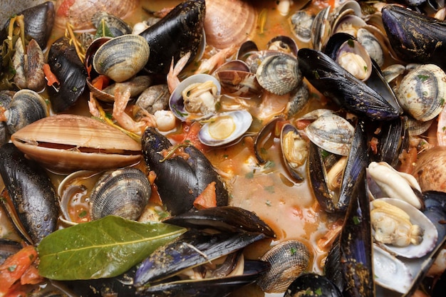 Italia, salsa mediterránea cocida de mejillones y almejas para pasta