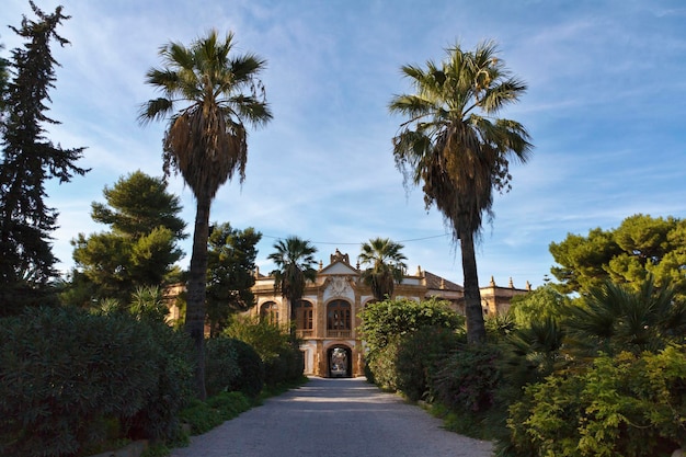 Italia Sicilia Bagheria Palermo Villa Palagonia 1715 aC vista del jardín y la fachada de la villa