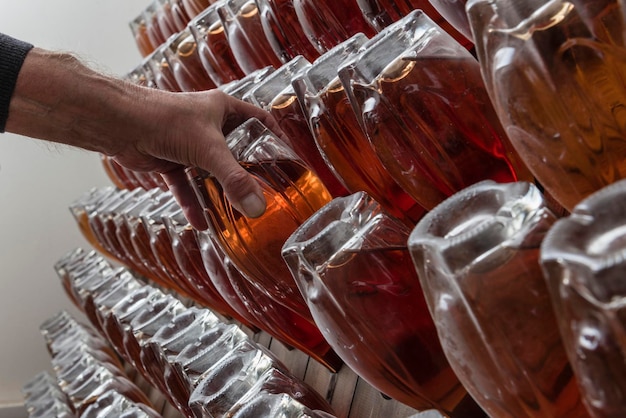 Italia Sicilia botellas de champán envejecido en una bodega