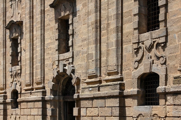 Itália Sicília Caltagirone cidade a fachada da prisão do século XVII hoje convertida em museu