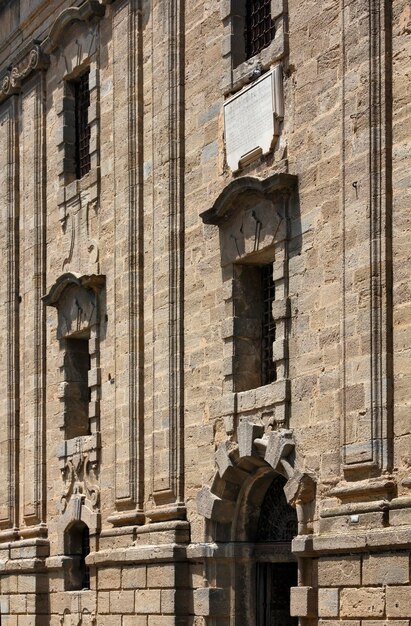 Itália Sicília Caltagirone cidade a fachada da prisão do século XVII hoje convertida em museu