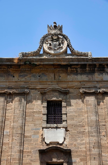 Italia Sicilia Caltagirone ciudad la fachada de la prisión del siglo XVII hoy convertida en museo