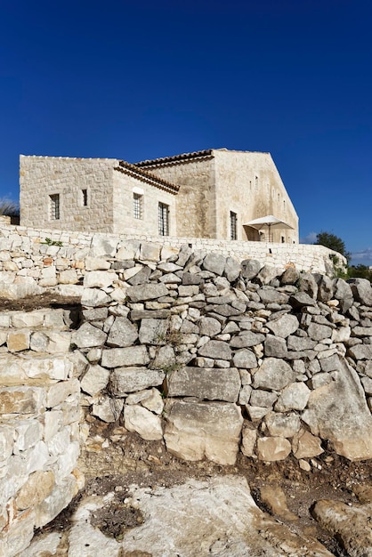 Italia, Sicilia, campo (provincia de Ragusa), típica casa siciliana de piedra