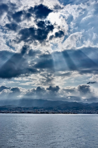 Foto italia, sicilia, canal de sicilia, vista de messina y la costa siciliana desde el canal de sicilia en un día nublado