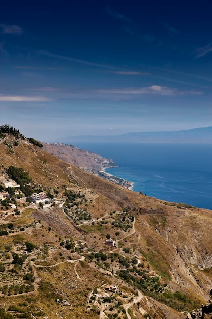 Italia Sicilia Castelmola vista de la costa rocosa del este de Sicilia y el mar Jónico