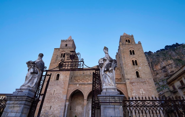 Italia, Sicilia, Cefalù, vista de la Catedral (Duomo) al atardecer