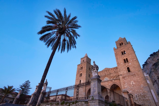 Italia, Sicilia, Cefalù, vista de la Catedral (Duomo) al atardecer