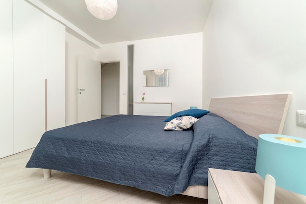 Italia, Sicilia, Donnalucata (provincia de Ragusa); 26 abril 2019, elegante apartamento privado, dormitorio - EDITORIAL