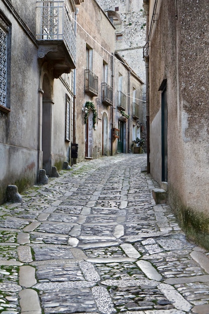 Italia, Sicilia, Erice (Trapani), calle adoquinada