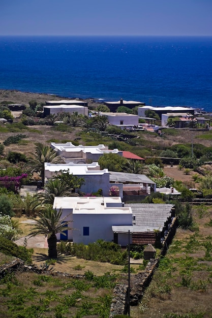 ITALIA, Sicilia, isla Pantelleria, vista de la isla y Dammusi, típicas casas de piedra locales de estilo árabe