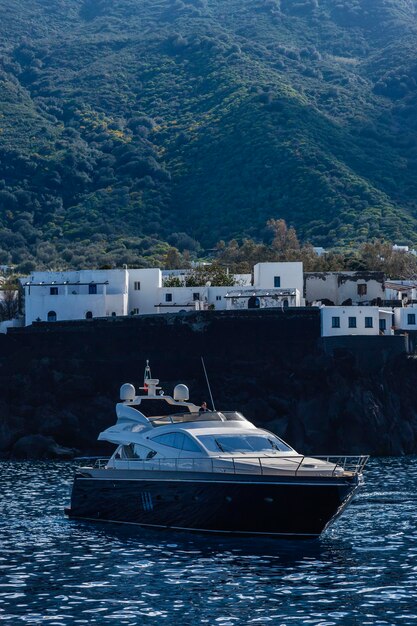 Italia, Sicilia, la isla de Stromboli, Abacus 70 yate de lujo